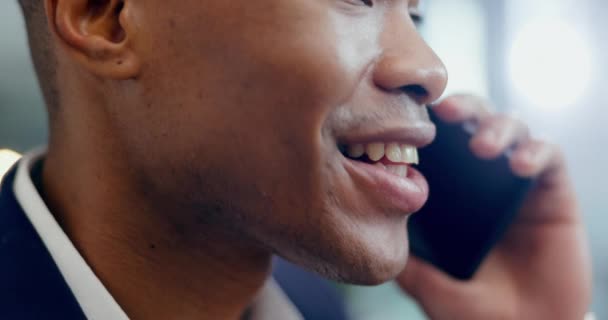 コンタクト ネットワーキング ビジネスのための電話で黒人の男の笑顔と話し クローズアップ 仕事のためのモバイルで会話でアフリカの従業員やビジネスマンのハッピー スピーキング — ストック動画