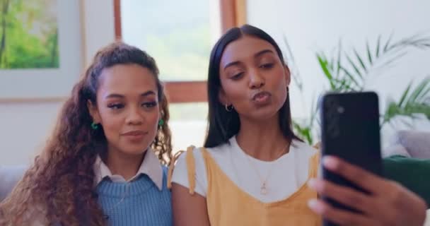 Μέσα Κοινωνικής Δικτύωσης Φίλοι Και Selfie Των Γυναικών Στον Καναπέ — Αρχείο Βίντεο