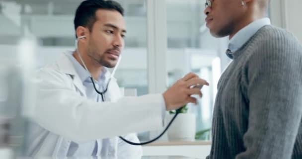 Doktor Ember Sztetoszkóppal Hallgassa Beteg Szívverését Egészségügyi Tanácsadást Kardiológiai Vizsgálatot — Stock videók