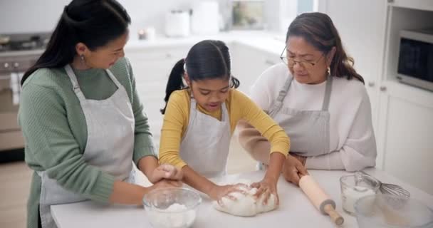 ベーキング 家族は おばあちゃんと料理でキッチンで ハッピー 母親のサポート 若い女の子と祖母は家で小麦粉と一緒に — ストック動画