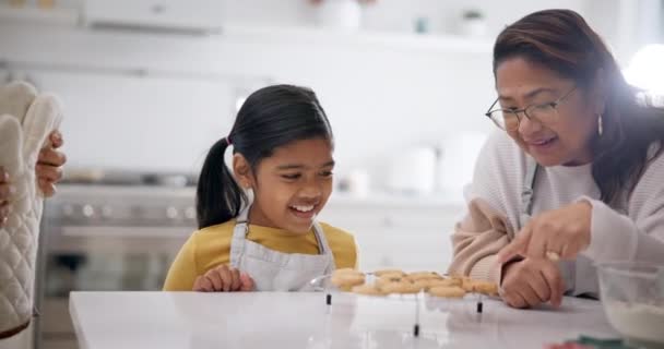 キッチンでクッキーと一緒に子供 家庭で家族と一緒に教え 学びました おばあちゃん ワクワクする若いベイカーガールと菓子 愛とレシピを共有する世代 — ストック動画