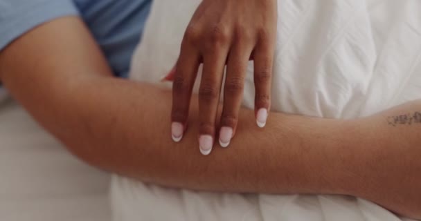 亲密和伴侣的手在床上 以便在早晨在家中触摸 照料和关爱 健康的关系 婚姻和在卧室里的人为了感情 承诺和拥抱而在一起 — 图库视频影像