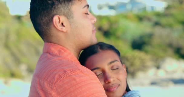 与伴侣一起在海滩度过暑假 与印度男人和女人在海滨约会 享受自由 浪漫和蜜月的快乐 假期和放松 — 图库视频影像