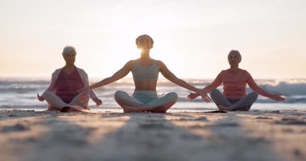 Trénink Jógy Pláži Západ Slunce Meditace Trenér Trénování Zen Myšlení — Stock video
