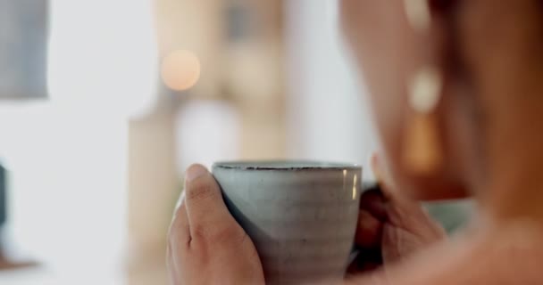 Kawa Relaks Poranek Kobietą Jej Domu Aby Wypić Świeży Napój — Wideo stockowe