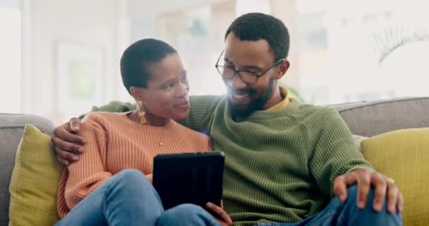 一对快乐的夫妇 拥抱和平板电脑在沙发上流连忘返 订阅或在家中搜索 爱你的女人 放松一下 和男人一起在客厅里在线社交 看电影或者和男人在一起 — 图库视频影像