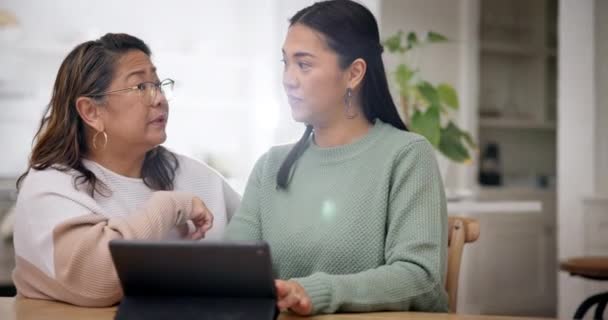 Tablet Technologie Und Frau Unterrichten Mutter Frustriert Durch Das Internet — Stockvideo