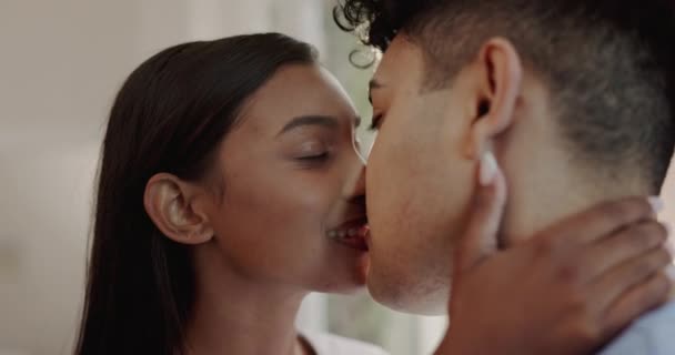 Cara Homem Mulher Beijam Por Amor Cuidado Momento Íntimo Relação — Vídeo de Stock