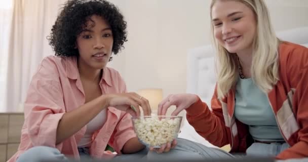 Laptop Film Komedi Atau Teman Teman Tempat Tidur Dengan Popcorn — Stok Video