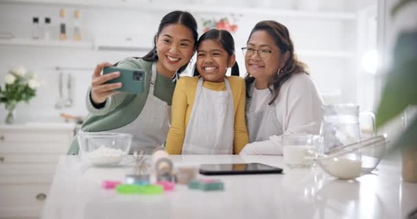 オンラインで家族 セルフィー キッチン お母さん おばあちゃんの学習とサポート ソーシャルメディア広告のプロフィール写真 若い女の子と母親 家庭で笑顔 — ストック動画
