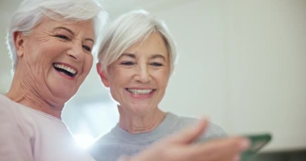 Donne Anziane Amici Lettura Con Telefono Meme Eccitati Con Video — Video Stock