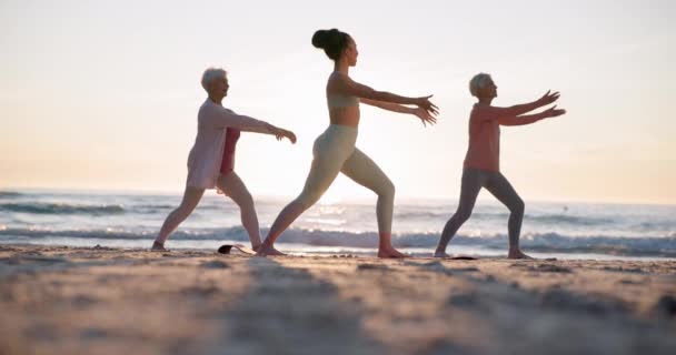 海滩瑜伽课 日落和冥想教练教呼吸 注意和精神脉轮 光环或心灵愈合 放松瑜伽和个人教练辅导学习普拉提小组 — 图库视频影像