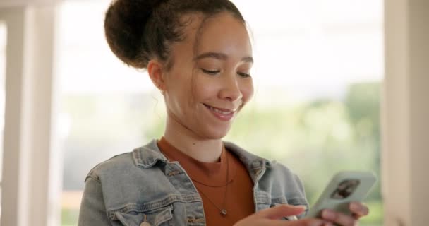 Σπίτι Χαμόγελο Και Γυναίκα Ένα Smartphone Δακτυλογράφηση Και Σύνδεση Για — Αρχείο Βίντεο