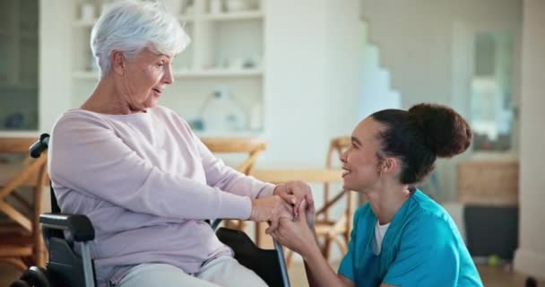 Unterstützung Gespräch Oder Krankenschwester Halten Händchen Mit Alten Frauen Für — Stockvideo