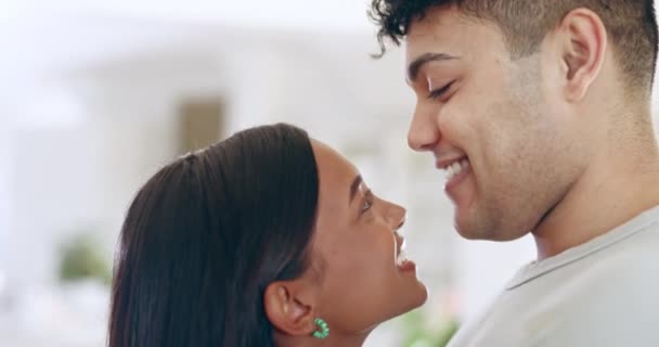 Amor Abraço Beijo Com Rosto Casal Para Feliz Romance Apoio — Vídeo de Stock