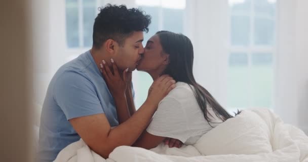 Man Kvinna Och Kyss Sovrummet För Kärlek Omsorg Eller Intim — Stockvideo