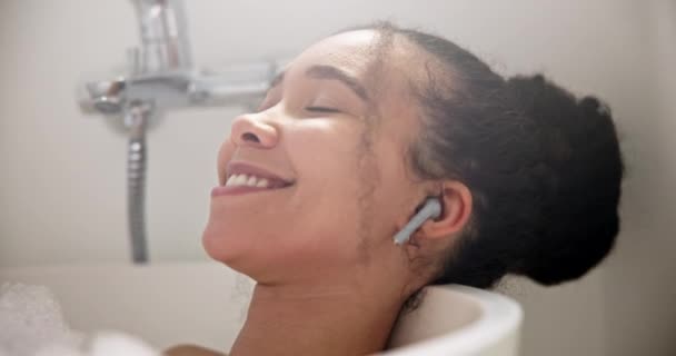 Gülümse Rahatla Kadınlar Köpük Banyosunda Gözleri Kapalı Kulaklıkları Kulaklıklı Huzur — Stok video