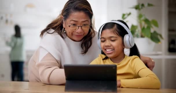 Tabliczka Słuchawki Zabawna Dziewczyna Babcią Salonie Podczas Rodzinnej Wizyty Technologia — Wideo stockowe