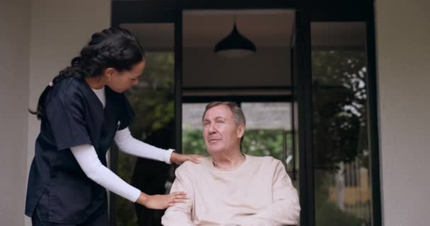 휠체어에 간호사 가정에서 지원에 이야기 신선한 장애를 노인에게 말하는 친절한 — 비디오