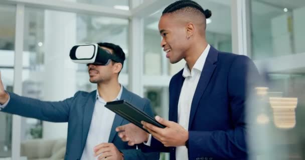 业务人员 虚拟现实眼镜和多样化开发 编码或计划测试 为3D用户体验 滚动和平板电脑学习制定伙伴关系 愿景和团队合作方案 — 图库视频影像