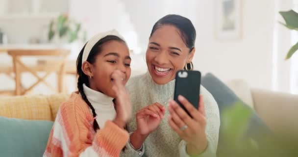 Video Hovor Dítě Žena Telefonem Virtuální Konverzace Vlna Šťastnou Tváří — Stock video