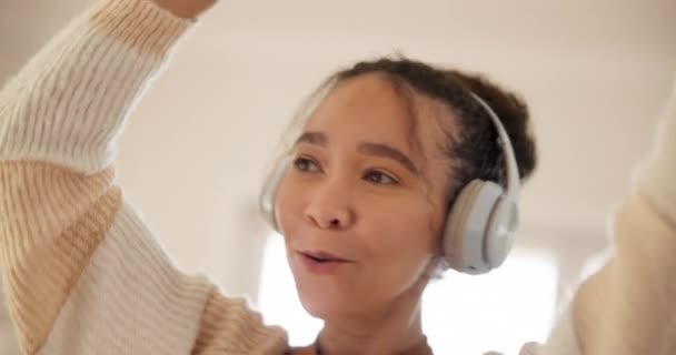 Genç Bir Kadın Kulaklıklar Dans Oturma Odasında Müzik Ses Veya — Stok video