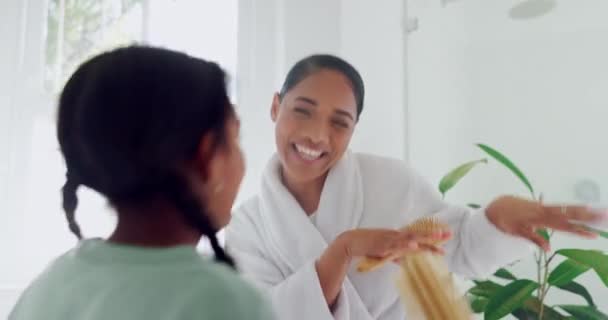 Cantando Menina Mãe Dançando Casa Banho Limpeza Casa Juntamente Com — Vídeo de Stock