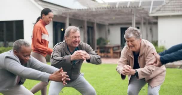 Třída Koučování Zdraví Starými Lidmi Dřepnout Pro Podporu Fitness Výzvu — Stock video