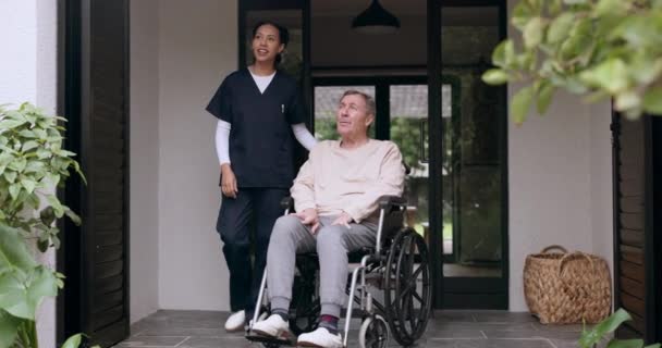 Homem Idoso Cadeira Rodas Jardim Cuidador Feliz Conversando Para Suporte — Vídeo de Stock