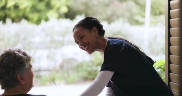 Ευτυχισμένος Νοσοκόμα Και Μιλώντας Γυναίκα Αναπηρικό Καροτσάκι Στον Κήπο Για — Αρχείο Βίντεο