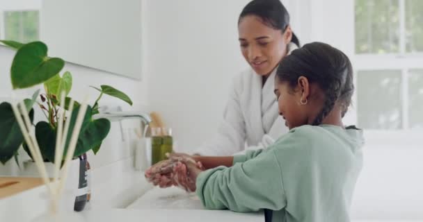 妈妈或孩子在家里为卫生 健康或健康的早晨日常活动洗手 在浴室里与快乐的小女孩 孩子或女儿一起洗手指 — 图库视频影像