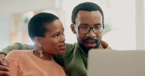Internet Sonrisa Pareja Negra Con Ordenador Portátil Casa Conexión Para — Vídeos de Stock