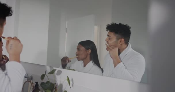 Casal Espelho Escovação Dentes Banheiro Para Bem Estar Dentário Rotina — Vídeo de Stock