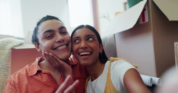 Pareja Feliz Casa Nueva Con Cajas Selfie Con Signo Paz — Vídeos de Stock