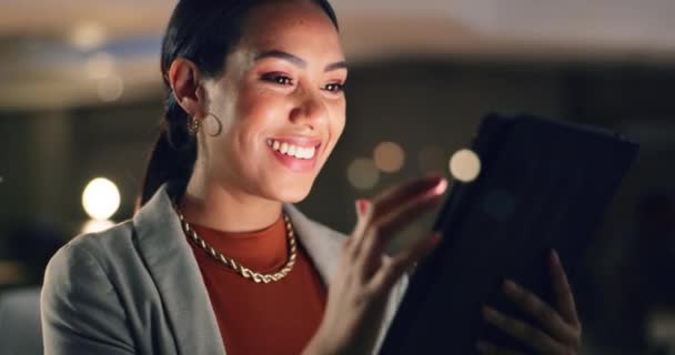 Forretning Kvinde Smil Tablet Natten Kontoret Søge Online Rapport Rulle – Stock-video