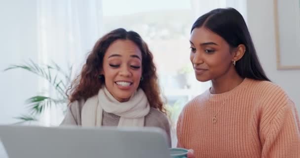 在客厅里的互联网 社交媒体或网站上的对话 笔记本电脑和女友 年轻女性在公寓里一起聊天 打成平手 在电脑上浏览 — 图库视频影像