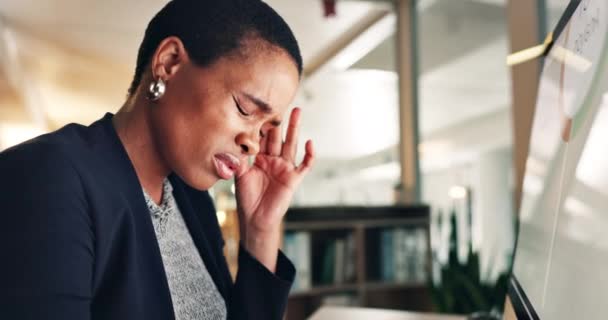 Nacht Kopfschmerzen Und Buchhalter Müde Computer Einem Firmenbüro Mit Burnout — Stockvideo