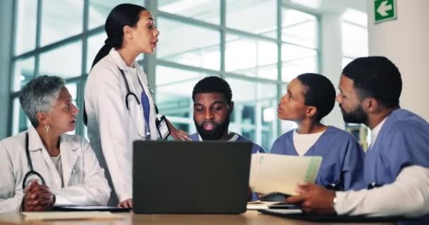 Cuidado Salud Reuniones Médicos Enfermeras Portátiles Oficina Con Documentos Para — Vídeos de Stock