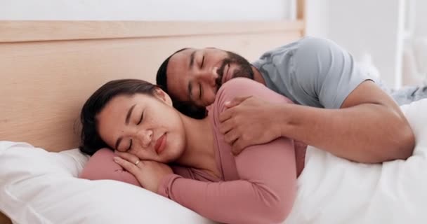 Glückliches Paar Bett Und Schlaf Der Früh Entspannen Oder Urlaub — Stockvideo