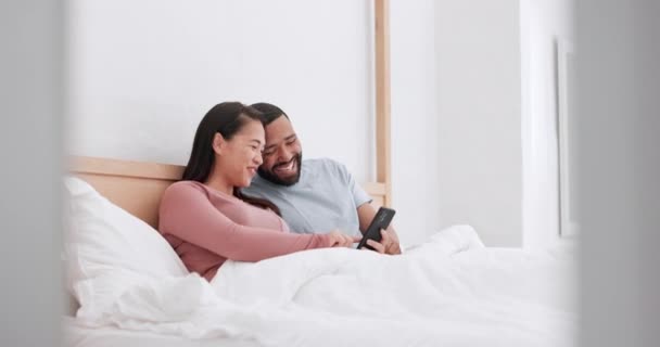 Домашняя Кровать Мобильный Телефон Счастливая Пара Смеются Над Смешной Историей — стоковое видео