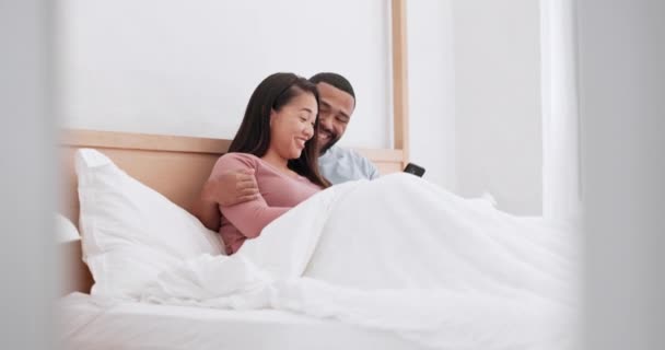 家庭卧室 手机和快乐的夫妻嘲笑有趣的交流 社交媒体迷因或网络漫画 智能手机 晨间健康与多样性人们在床上播放喜剧视频 — 图库视频影像