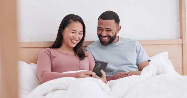 Κρεβάτι Στο Σπίτι Τηλέφωνο Και Ευτυχισμένο Ζευγάρι Γελώντας Αστεία Ιστοσελίδα — Αρχείο Βίντεο
