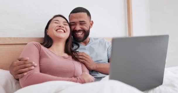 Yatak Dizüstü Bilgisayar Çift Gülüyor Konuşuyor Komik Postalar Okuyor Mim — Stok video