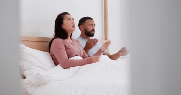 Paar Bed Conflict Woede Met Stress Communicatie Mislukken Het Huwelijk — Stockvideo