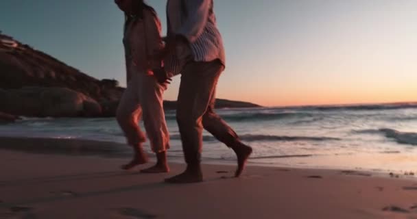 Nahaufnahme Händchenhalten Und Sonnenuntergang Mit Paar Strand Für Reisen Sommerurlaub — Stockvideo