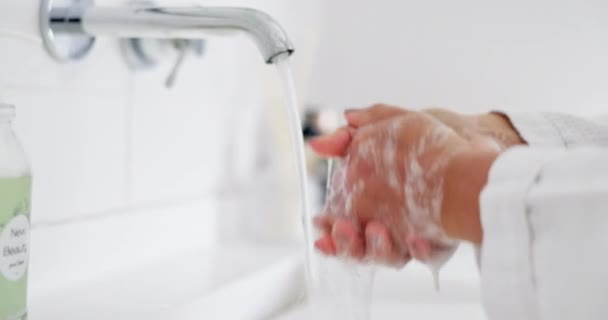 Person Vatten Och Tvätta Händerna Hygien Rengöring Eller Groddar Och — Stockvideo