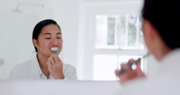 Βούρτσισμα Δοντιών Καθρέφτη Και Γυναίκα Στο Σπίτι Μπάνιο Την Υγεία — Αρχείο Βίντεο