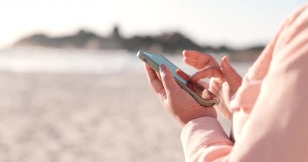 旅行情報 ソーシャルメディアの更新 または海によるブログのための個人手 ビーチ ユーザーのスクロールまたは通信のためのモバイルでチャット インターネットと海による場所検索 — ストック動画