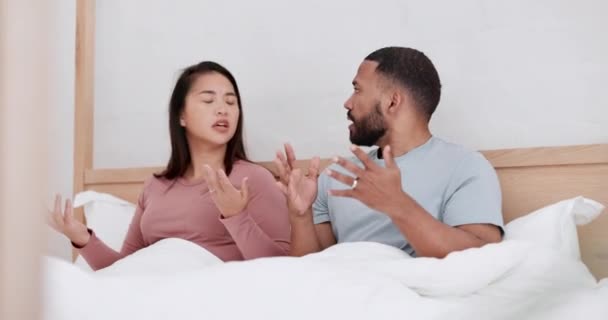 Paar Bed Ruzie Woede Met Conflict Communicatie Falen Huwelijk Risico — Stockvideo