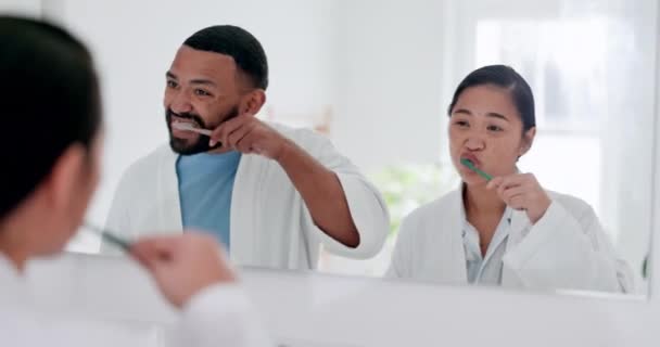 Μπάνιο Καθρέφτης Και Ζευγάρι Βουρτσίζοντας Δόντια Οδοντιατρική Υγιεινή Και Πρωινή — Αρχείο Βίντεο